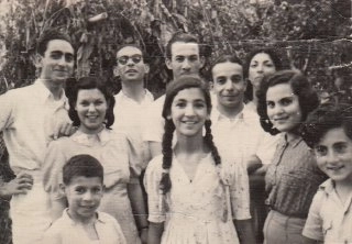 پوری سلطانی (نفر جلو) در نوجوانی